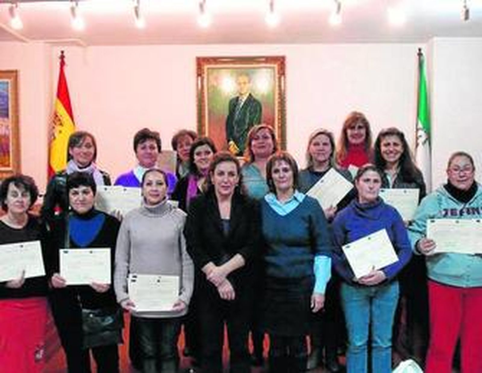 Águeda Cayuela junto a las alumnas que han participado en los cursos.