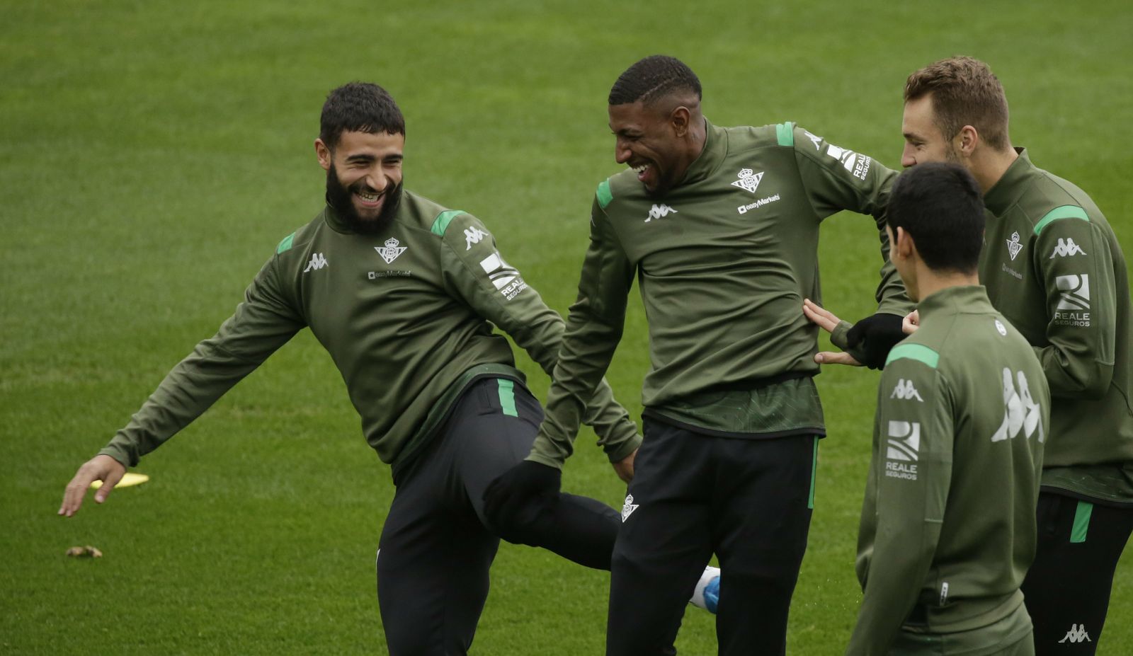 Fekir bromea con Emerson, en presencia de Loren y Mandi, durante la sesión vespertina de ayer en la ciudad deportiva.