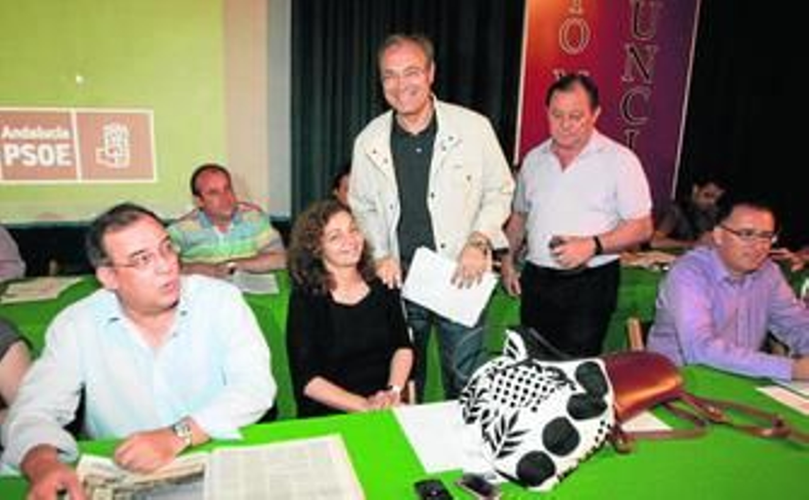 Durán saluda a Isabel Niñoles acompañado de Miguel Serrano (derecha, de pie), Antonio Fernández (a la izquierda) y Juan Díaz (dcha.)