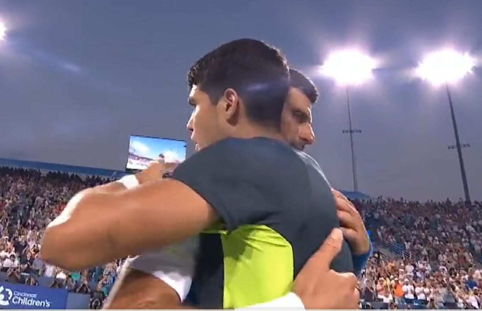 Djokovic y Alcaraz se abrazan al finalizar el partido en Cincinnati.