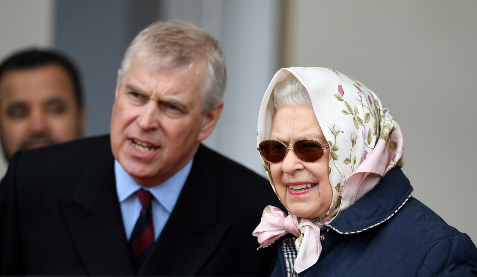 El príncipe Andrés, con su madre, la fallecida Isabel II.