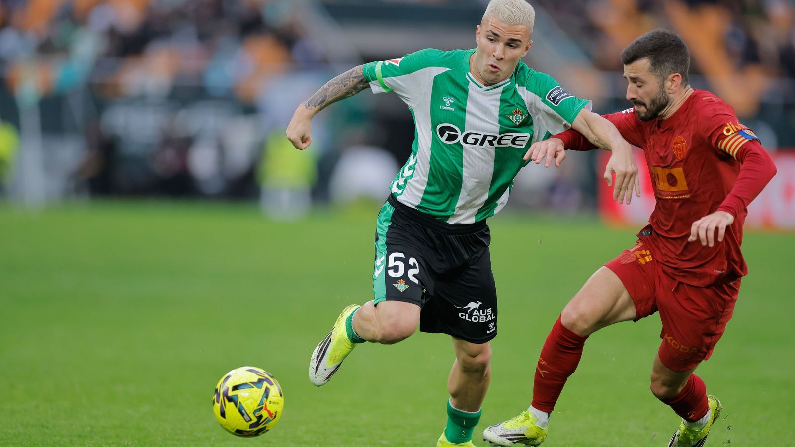 Pablo García pugna con Gayà.