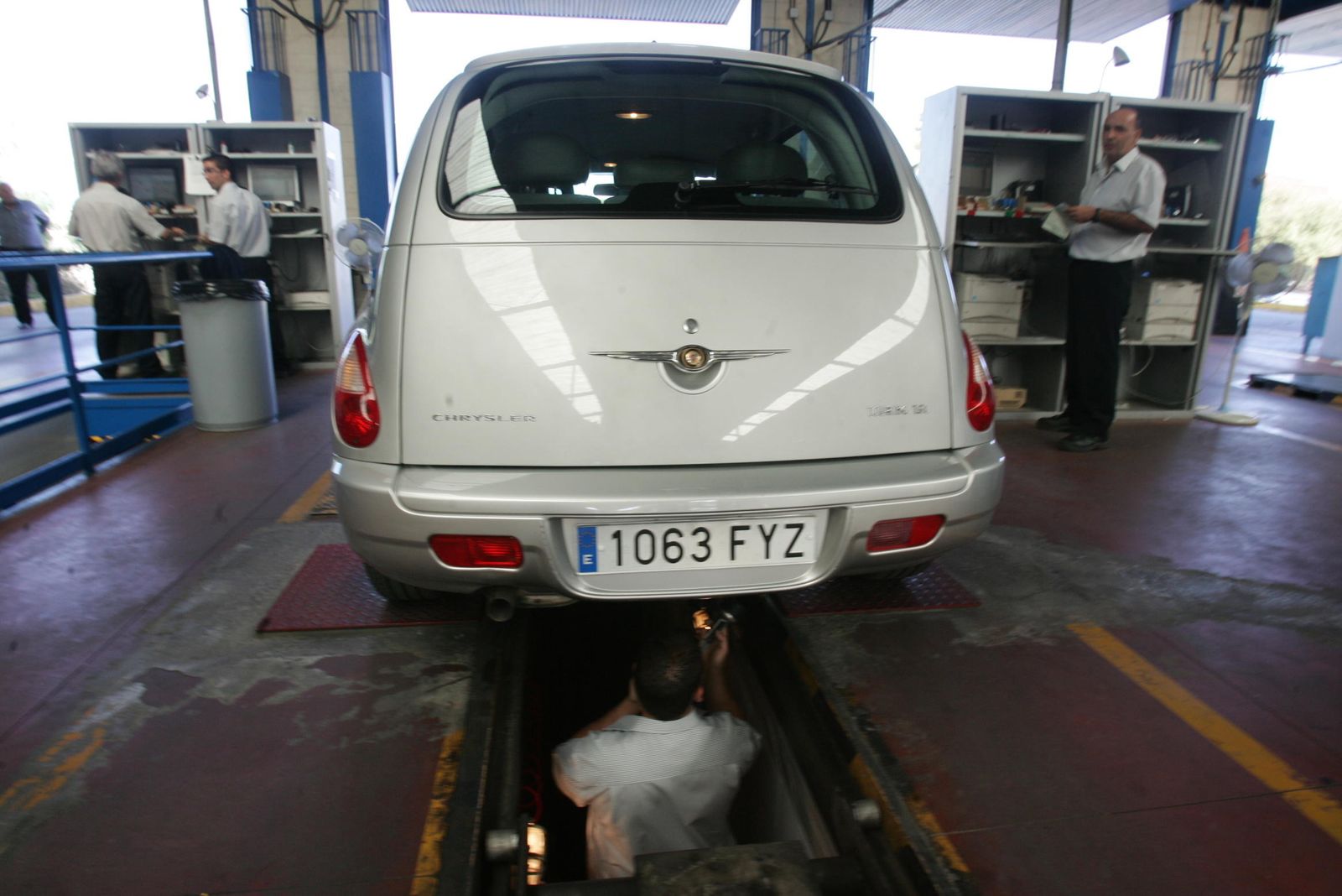 Un operario supervisa la suspensión de un turismo en la ITV de Jerez.