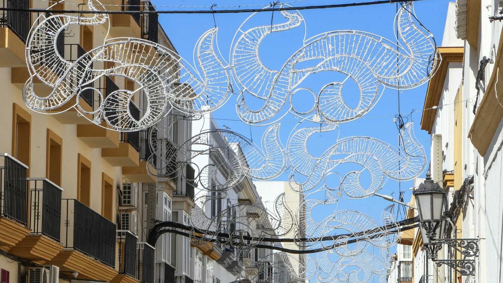 Luminarias instaladas en la calle La Plaza.