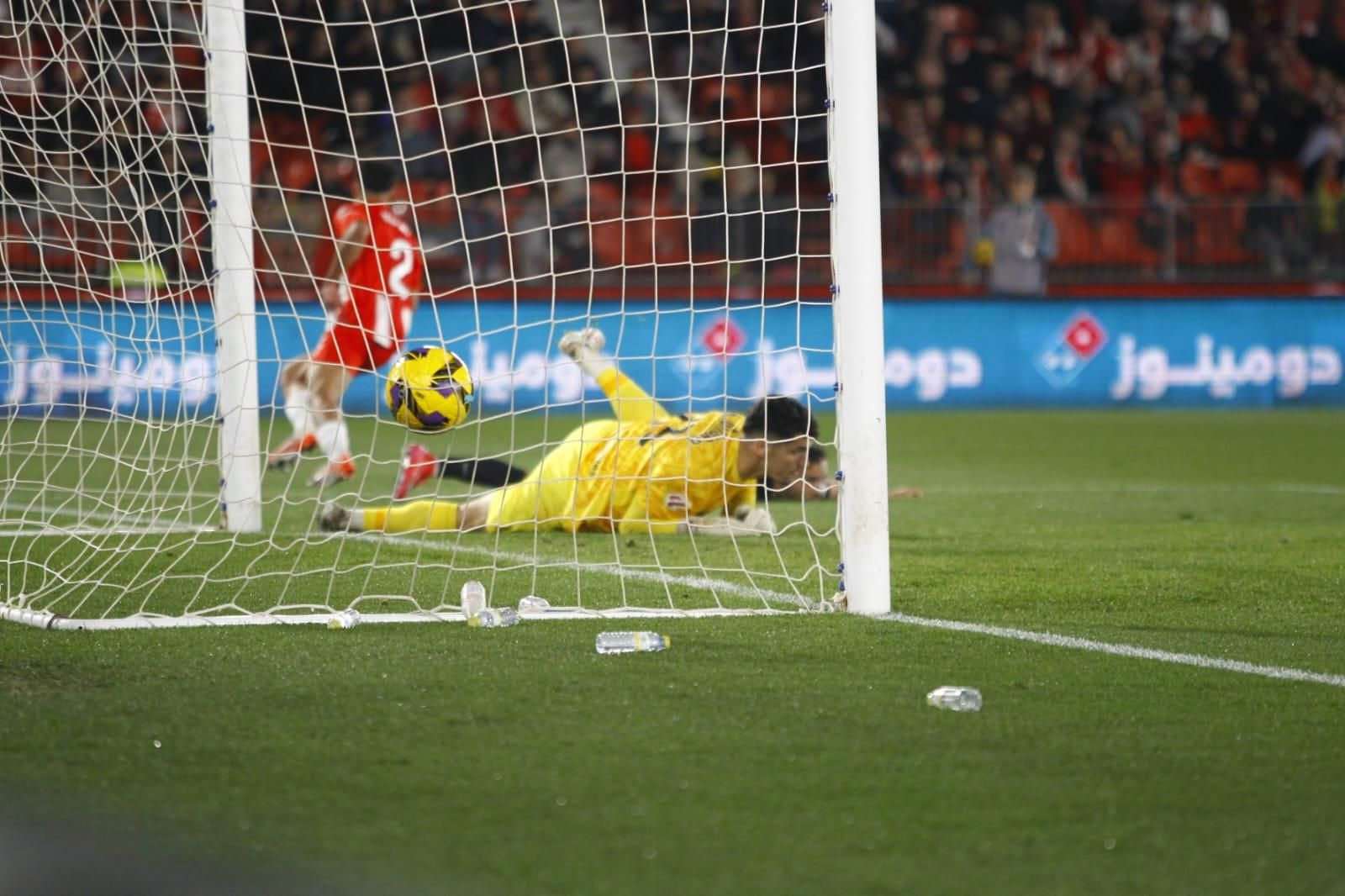 El balón alojado en la red tras la volea de Puigmal