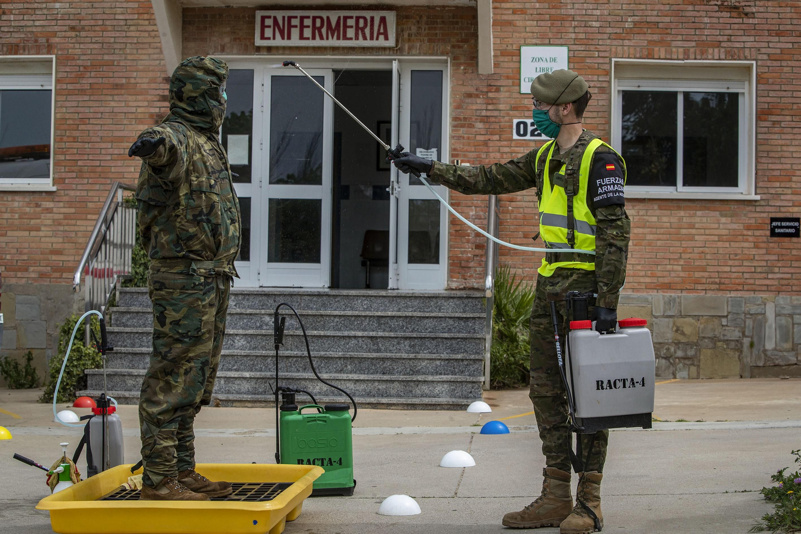 Personal del Racta-4 de Camposoto trabajando en labores de desinfección, en una imagen tomada durante el estado de alarma.