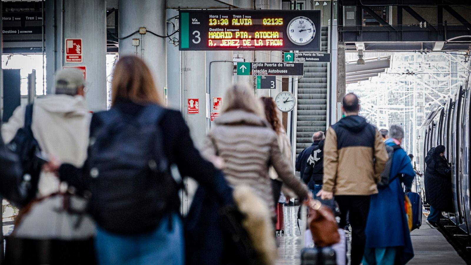 Pasajeros embarcando en Cádiz en el Alvia de las 13:30.