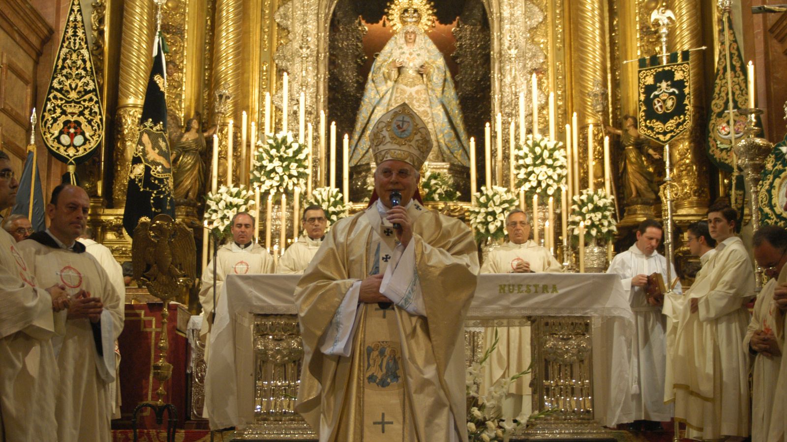 El cardenal Amigo en la Hermandad de la Macarena.