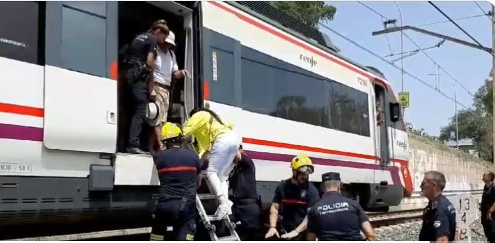 El cuerpo de bomberos y agentes de la Policía ayudan a desalojar el tren averiado en La Colina.