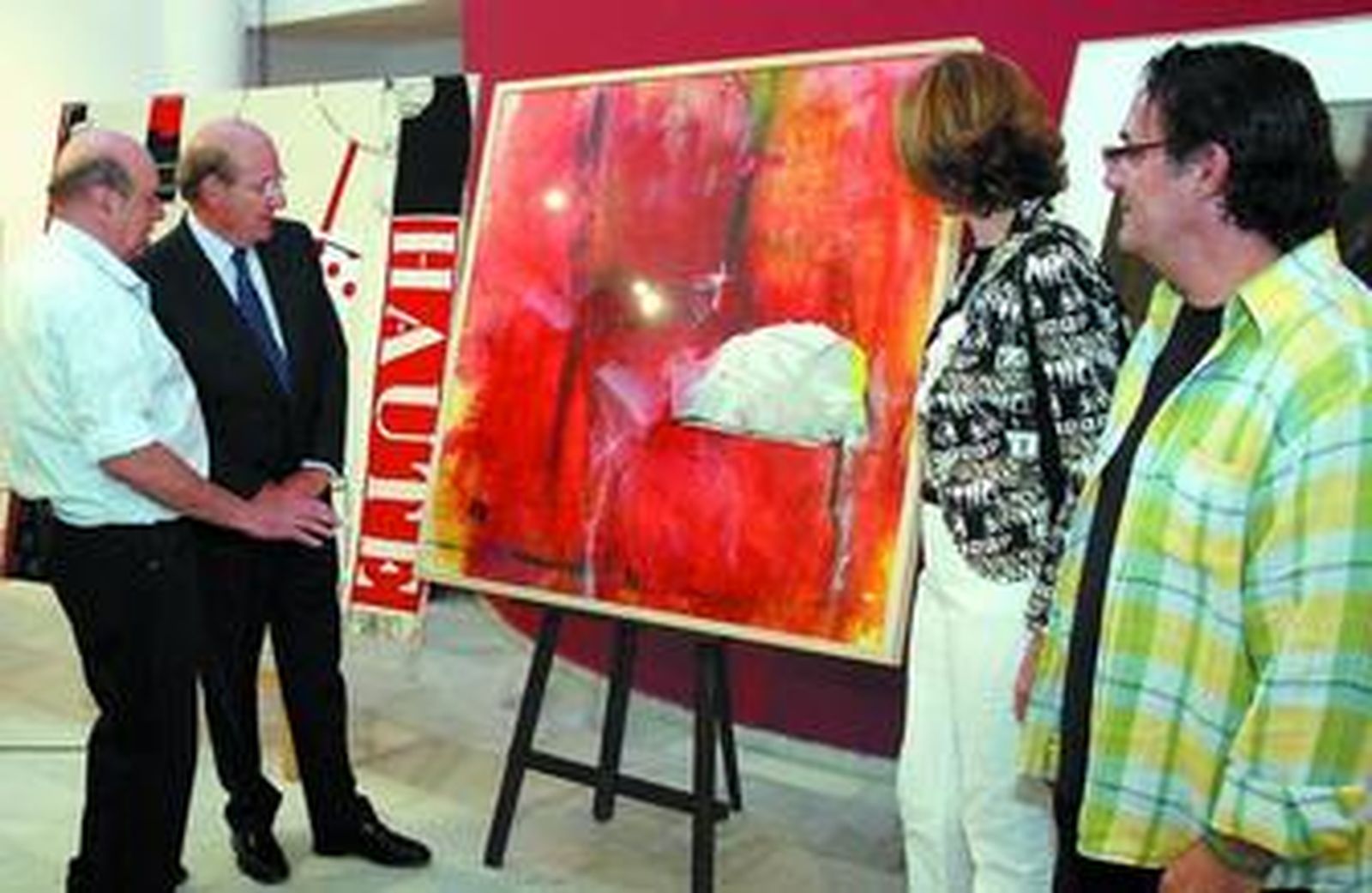 El alcalde, Pedro Rodríguez, y los miembros del jurado comentan el cuadro ganador.