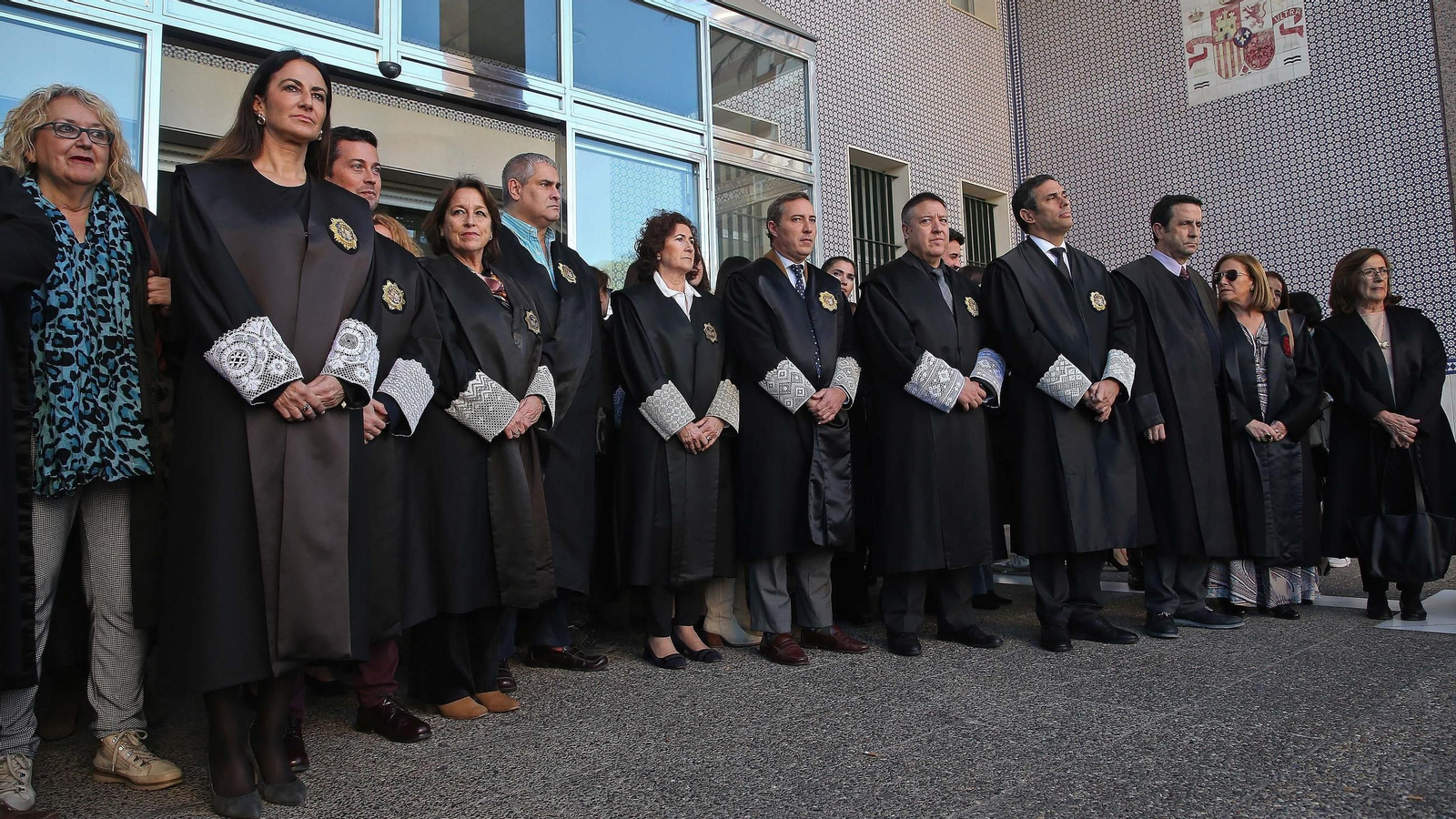Jueces, fiscales, letrados y funcionarios de Justicia del Campo de Gibraltar, en una concentración de protesta contra el Gobierno a las puertas de los Juzgados de Algeciras, en noviembre de 2023.