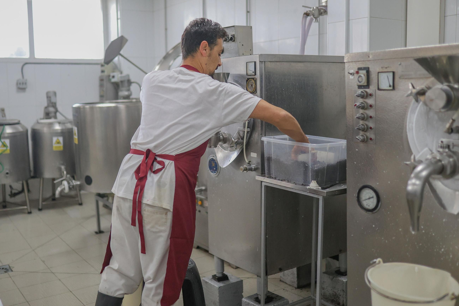 Un trabajador del sector industrial en Andalucía.