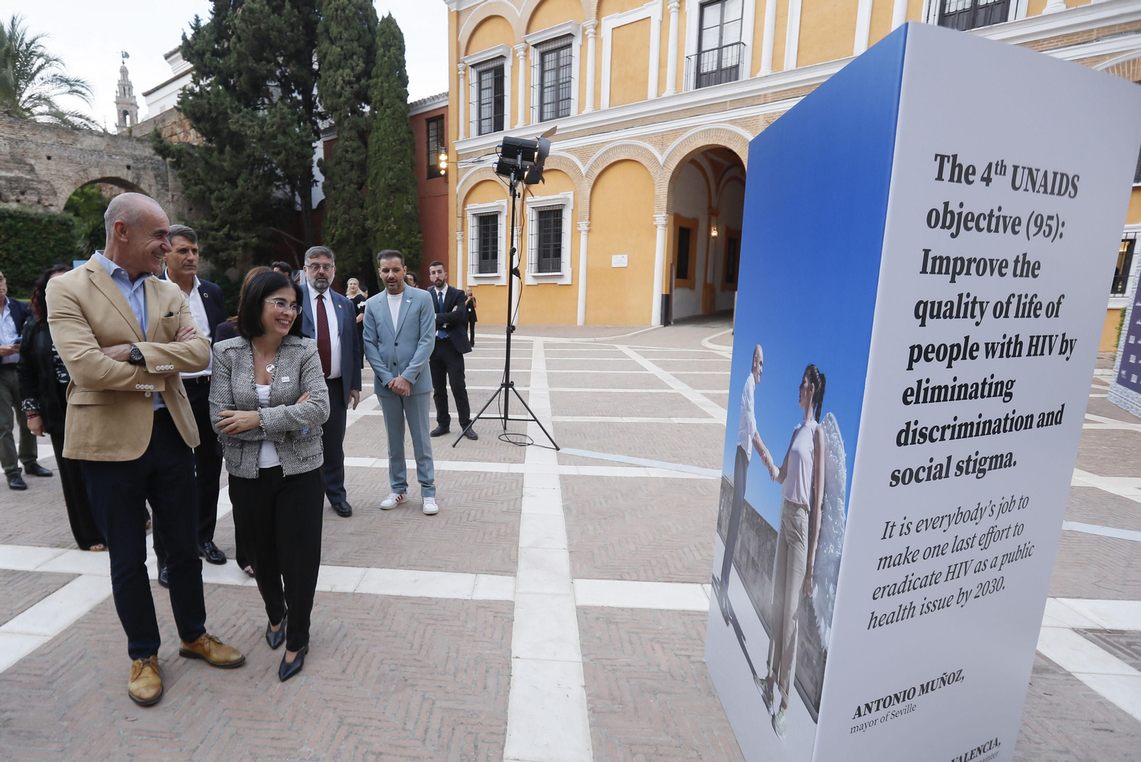 La ministra de Sanidad, Carolina Darias, junto al alcalde, Antonio Muñoz, asiste a la firma de la Declaración de Sevilla en el Alcázar.