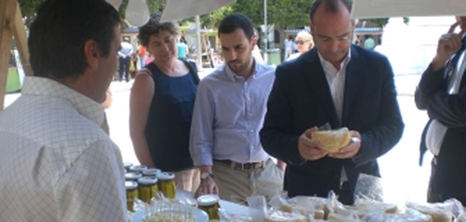 El alcalde inaugura el I Ecomercado, que se celebra hasta mañana en la Plaza Vieja para promocionar los productos ecológicos