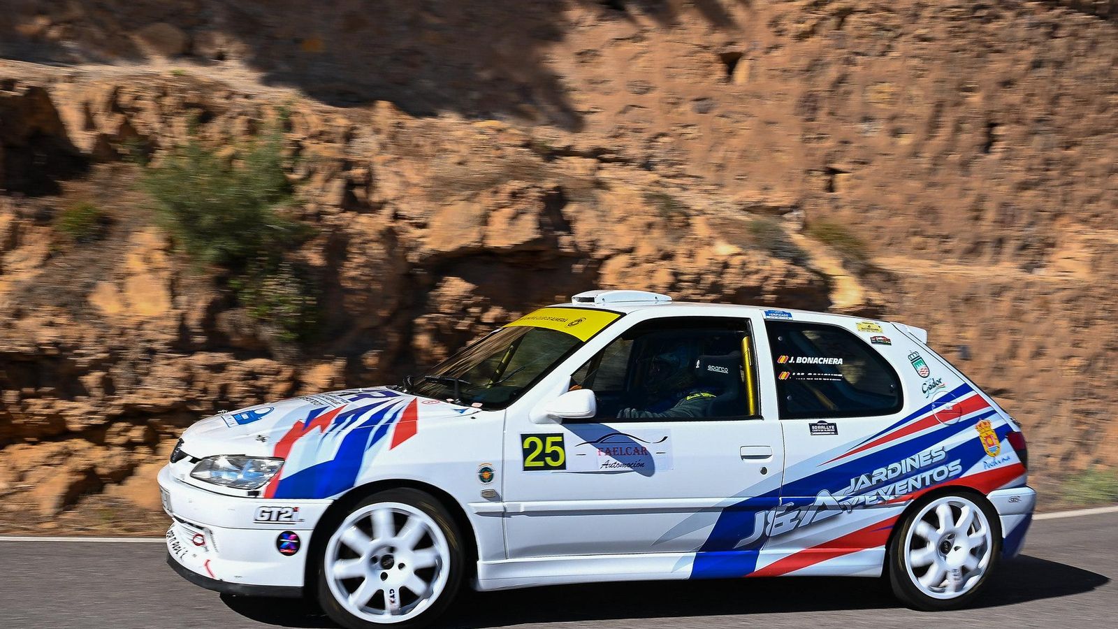Jesús Bonachera atraviesa uno de los tramos con su Peugeot 306 durante el desarrollo de la prueba virgitana.