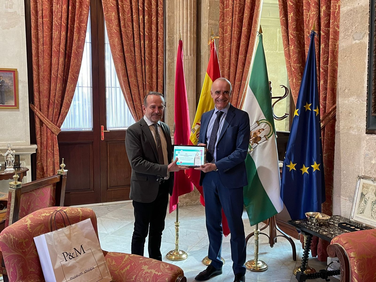 El presidente de Coceta, Luis Miguel Jurado, con el alcalde de Sevilla, Antonio Muñoz, en la presentación del Encuentro Mundial del Cooperativismo.