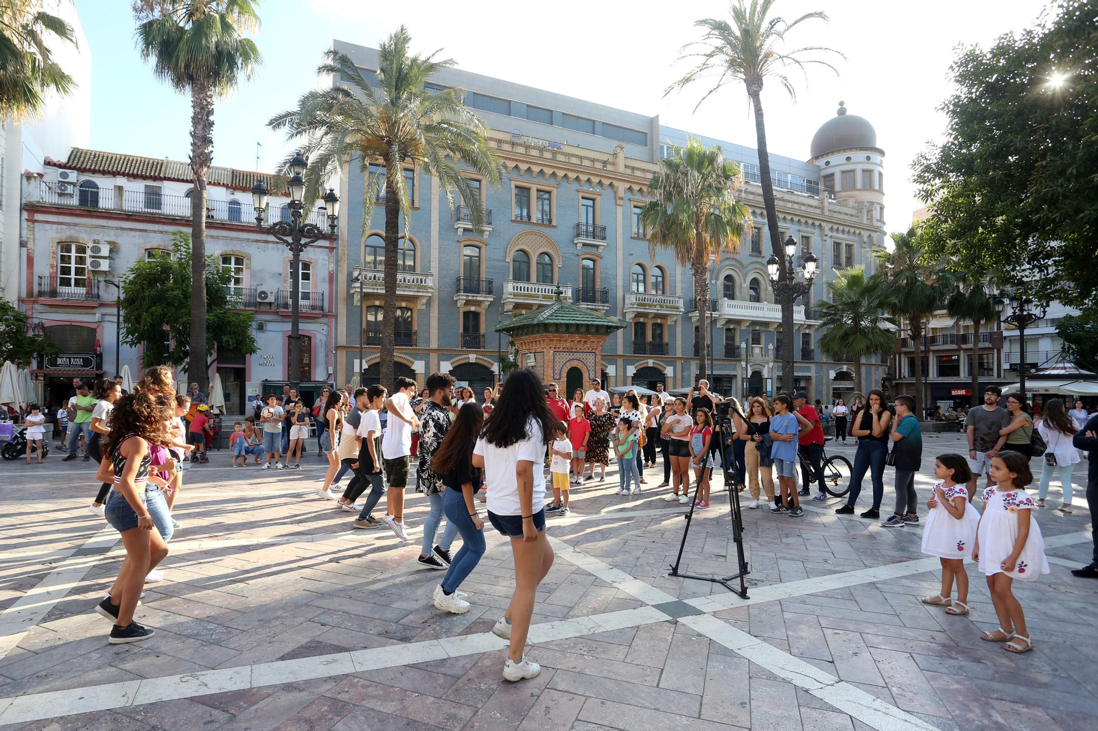 Miembros de la Asociación juvenil Carabela y Francisco Navarro Lara, promotor del concierto 'Hollywood Sinfónico', realizan un 'flashmob' urbano.