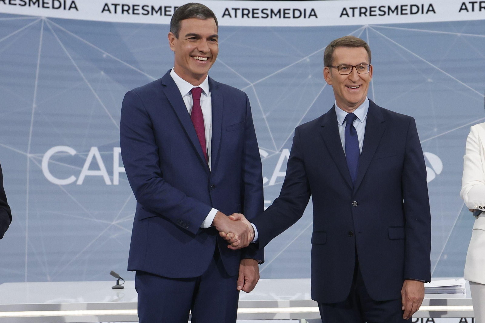 Sánchez y Feijóo se dan la mano en el debate de Atresmedia