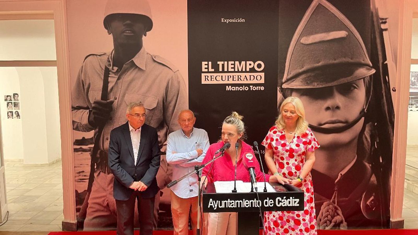 El comisario de la exposición José Joaquín León, Manolo Torre, Maite González García-Negrotto y Mercedes Colombo.