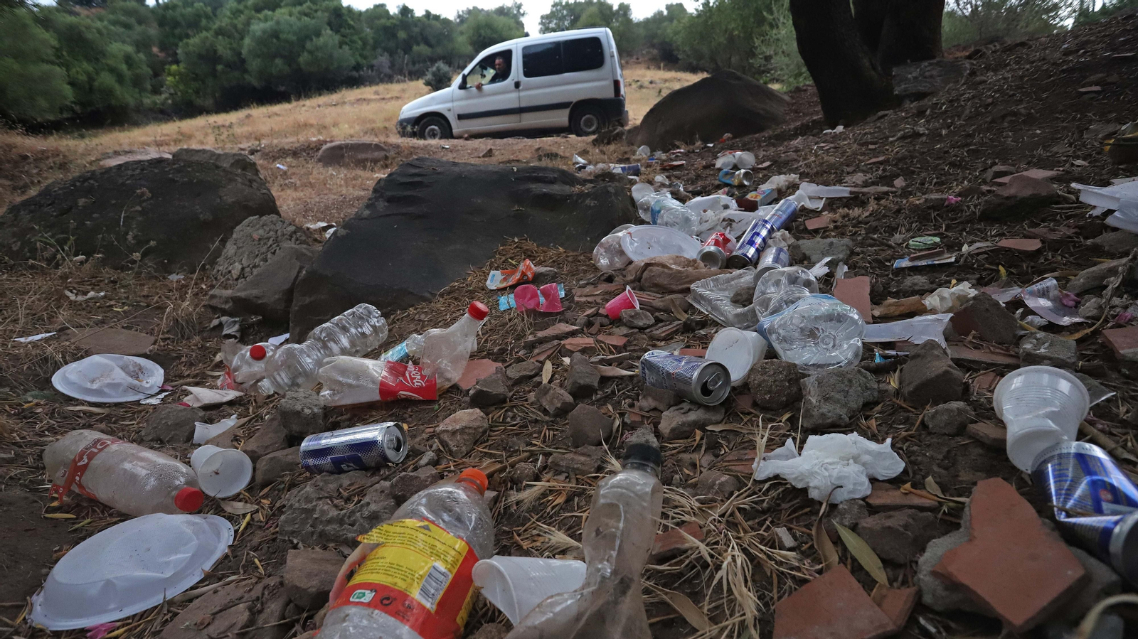 Basura en el sendero del Río de la Miel