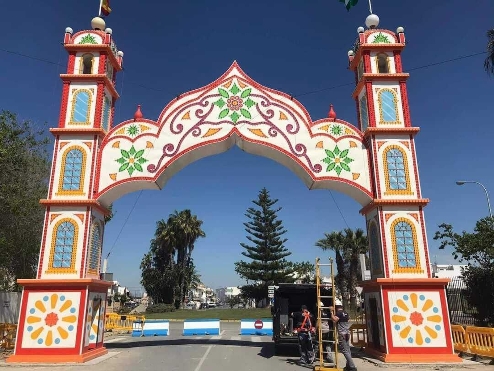 La portada del recinto de la Feria del Moscatel de Chipiona.