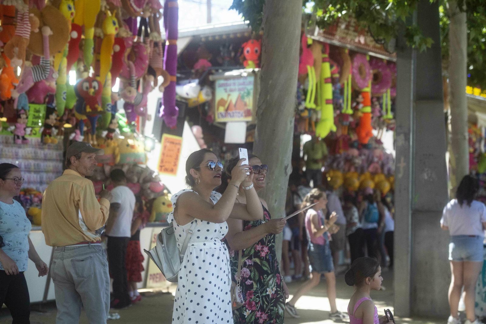 El botellón y la calle del Infierno de la Feria, en imágenes
