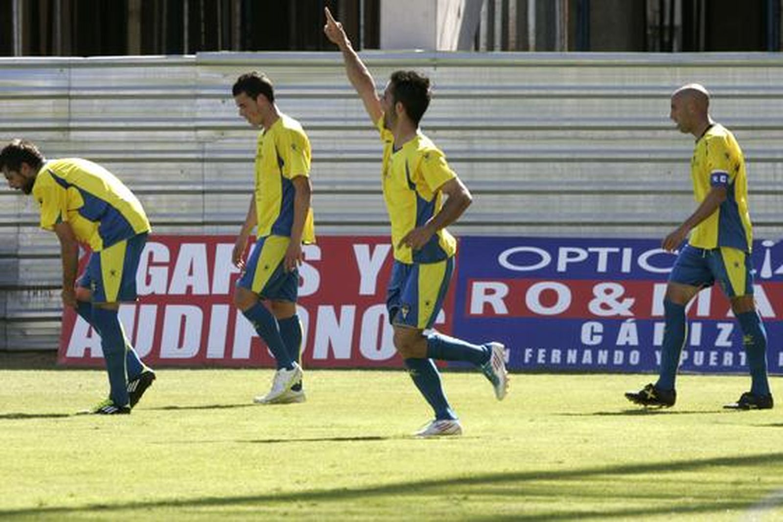 Velasco dedica el gol a la grada del Carranza.

Foto: Jesus Marin