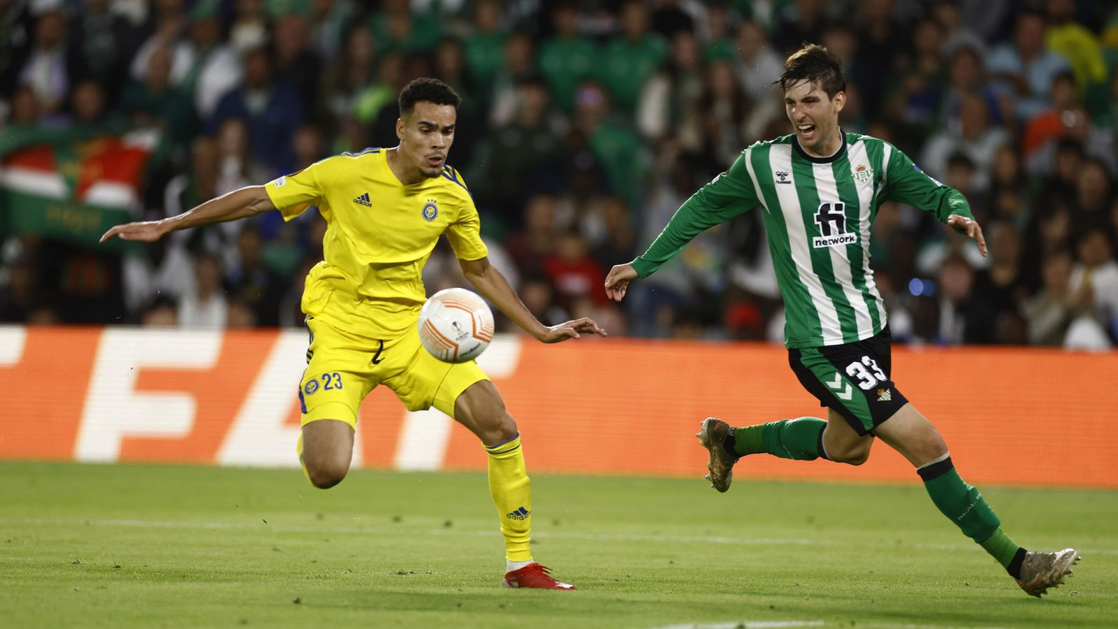 Miranda entra con fuerza por la banda izquierda en la segunda mitad.