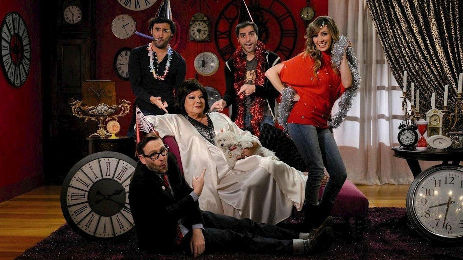 Naranjo, recostada, en las 'preuvas' de Neox con Reyes, Sevilla yAnna Simón.