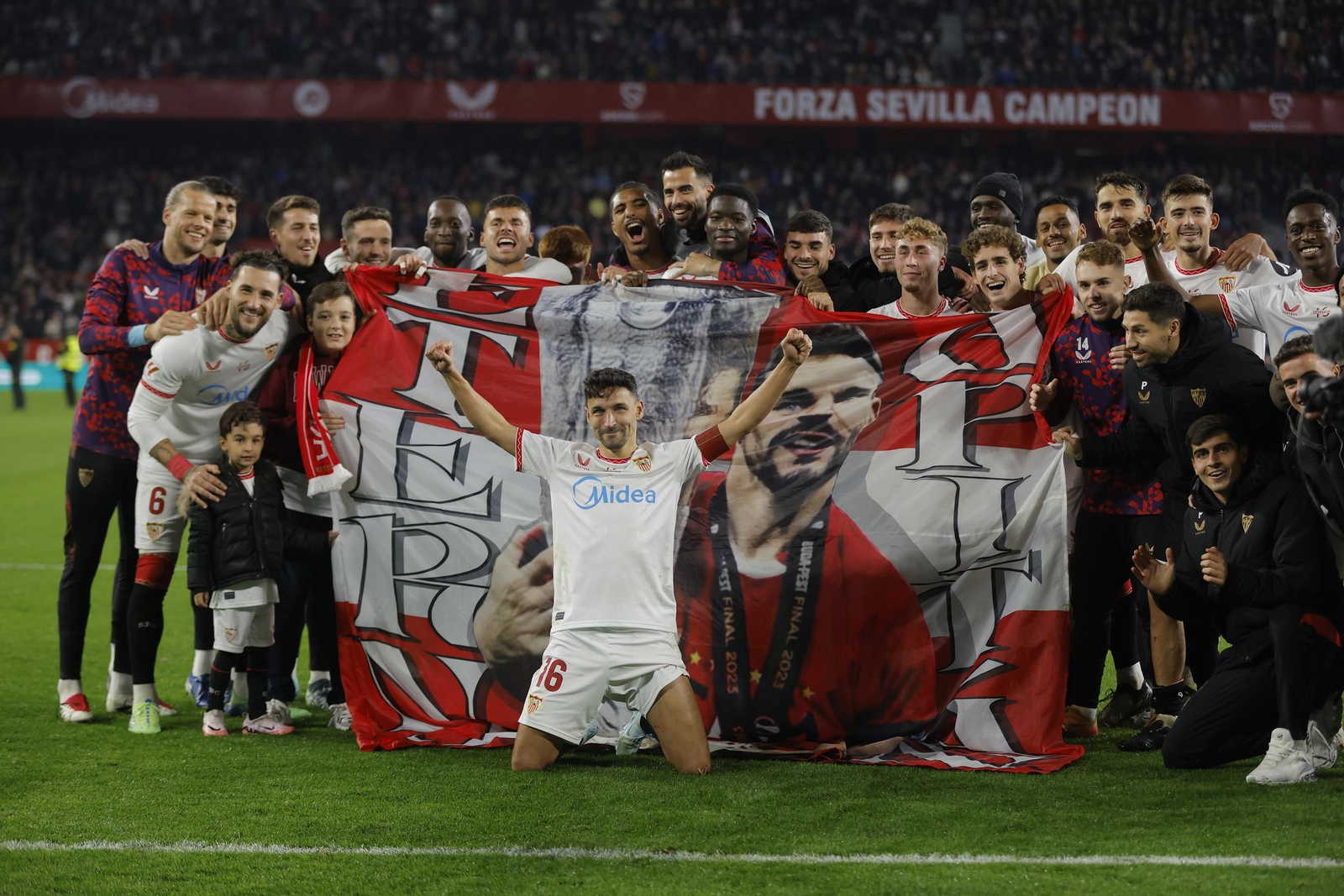 Todas las fotos de la celebración de Jesús Navas tras el partido