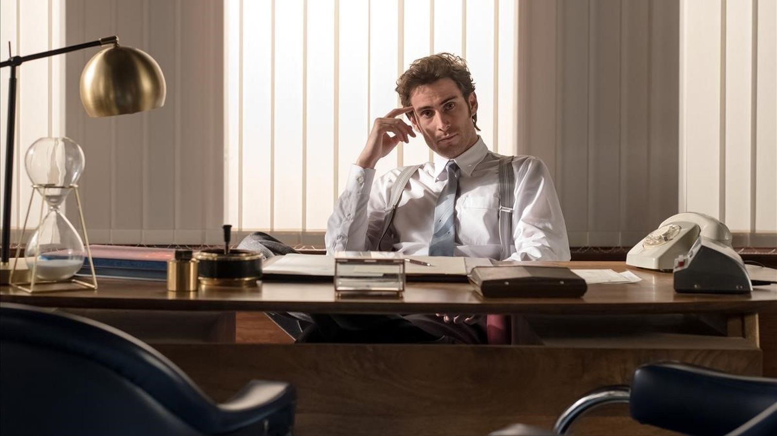 Fernando Guallar como Sergio Godó en su despacho de 'Velvet Colección'