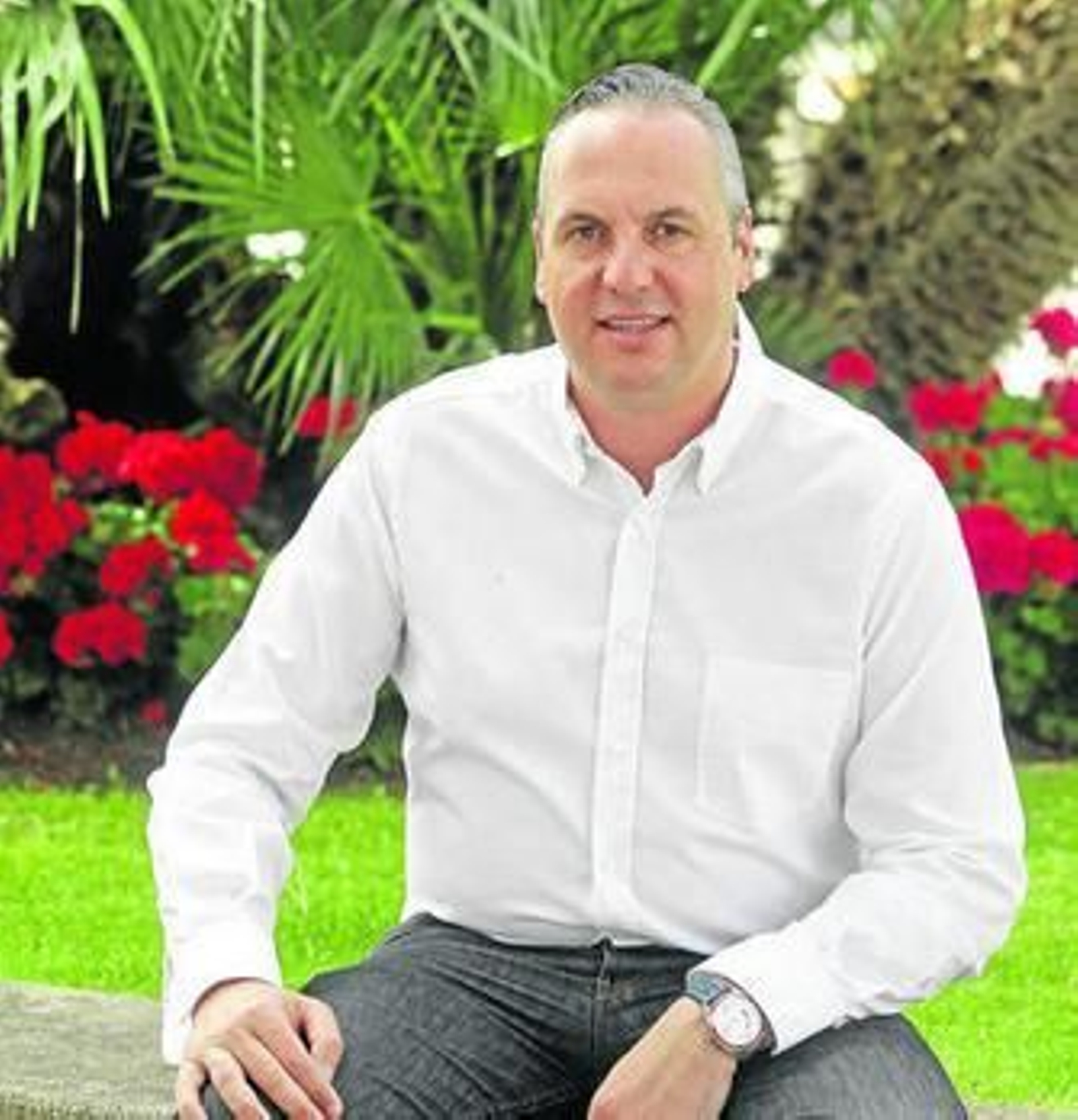 Juan Carlos Ruiz Boix posa en la Alameda Alfonso XI de San Roque.