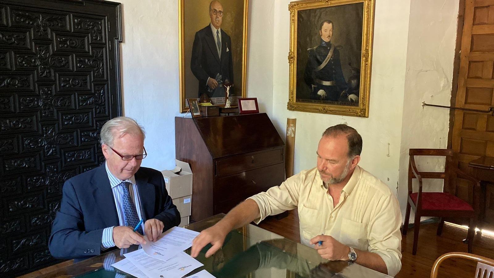 Firma del convenio de Fundación Caja Rural del Sur y la Hermandad de la Santa Caridad de Sevilla.