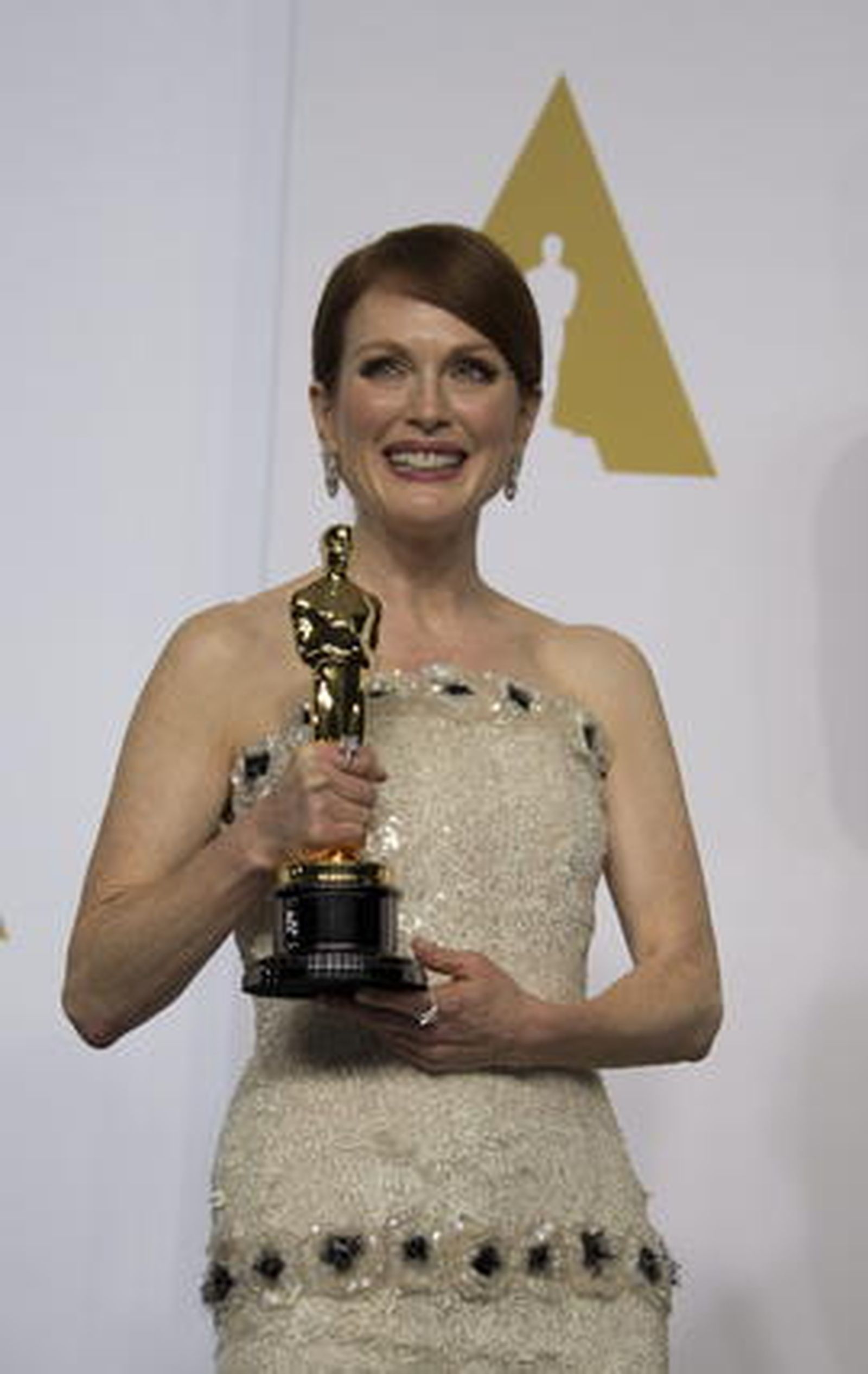 Julianne Moore posa con su estatuilla de Mejor actriz por 'Siempre Alice'.

Foto: EFE
