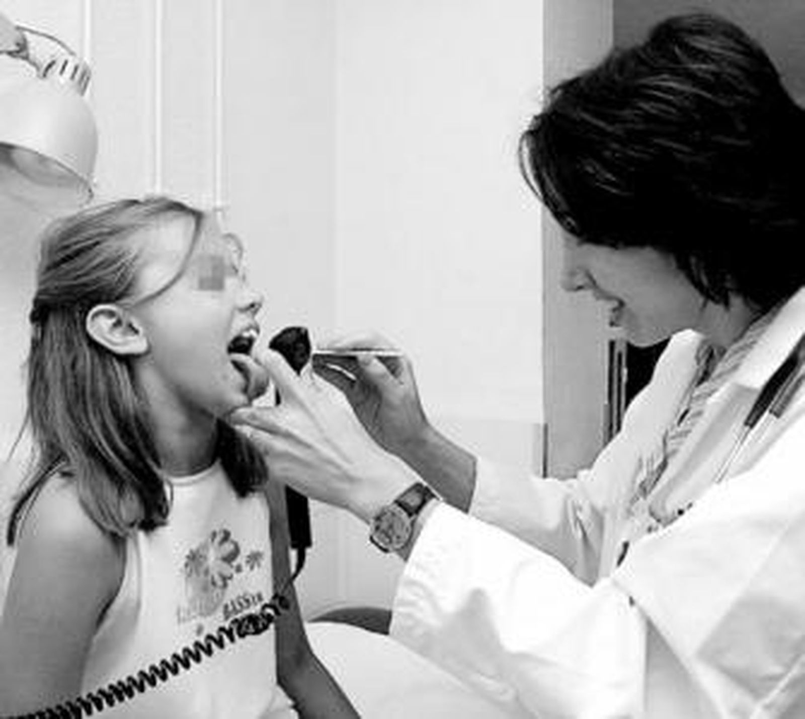 Una niña en la consulta del médico durante un reconocimiento rutinario del colegio.