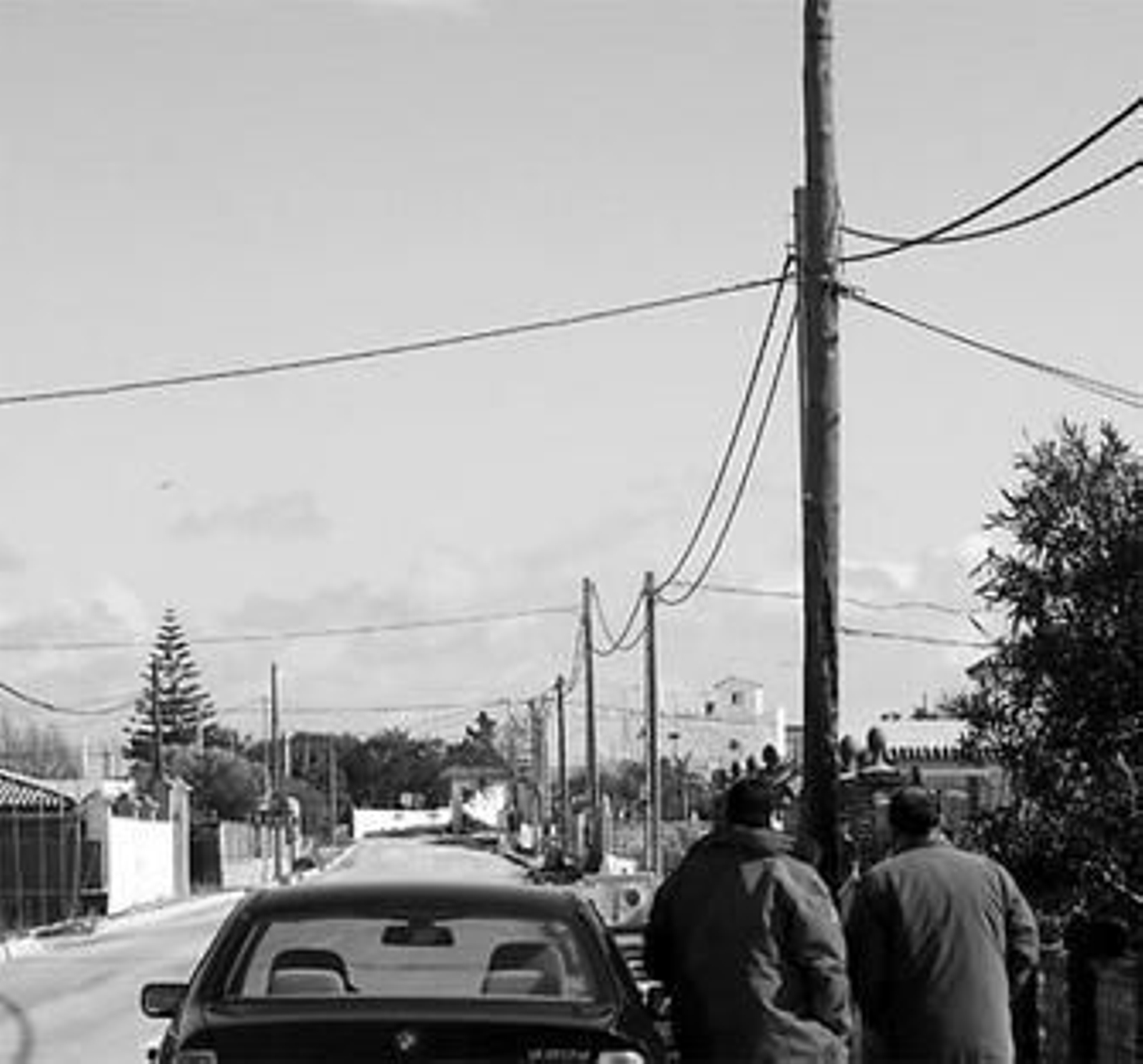 Los postes que se encuentran en la zona por donde se realiza el acerado.