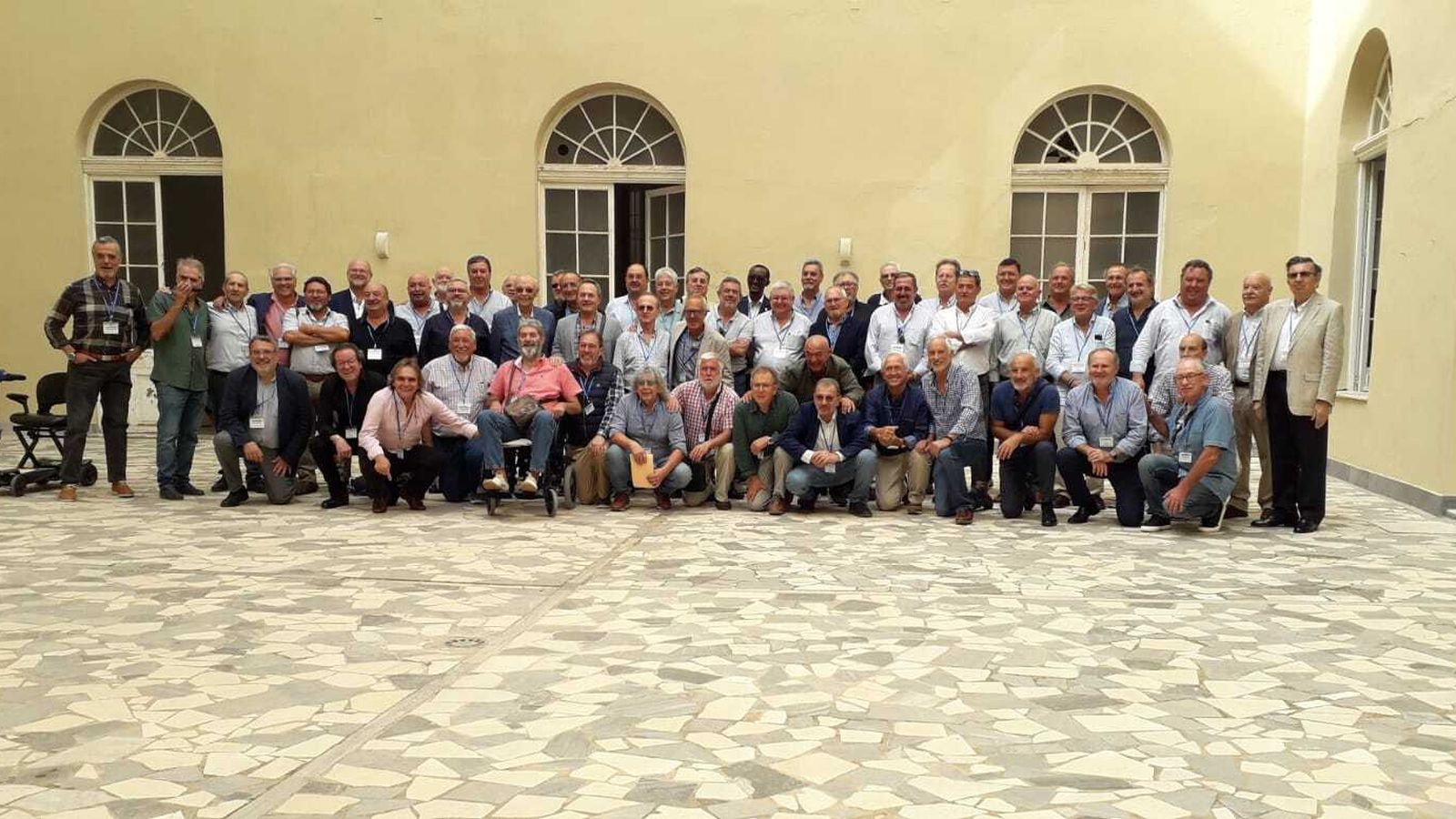 Una foto de grupo de los antiguos alumnos del Seminario que asistieron a un encuentro, medio siglo después de que finalizasen sus estudios en el centro de la calle Compañía.