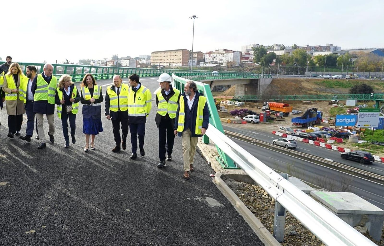 La consejera de Fomento de la Junta, Rocío Díaz, en el paso elevado por donde irá el carril BUS VAO del Aljarafe central