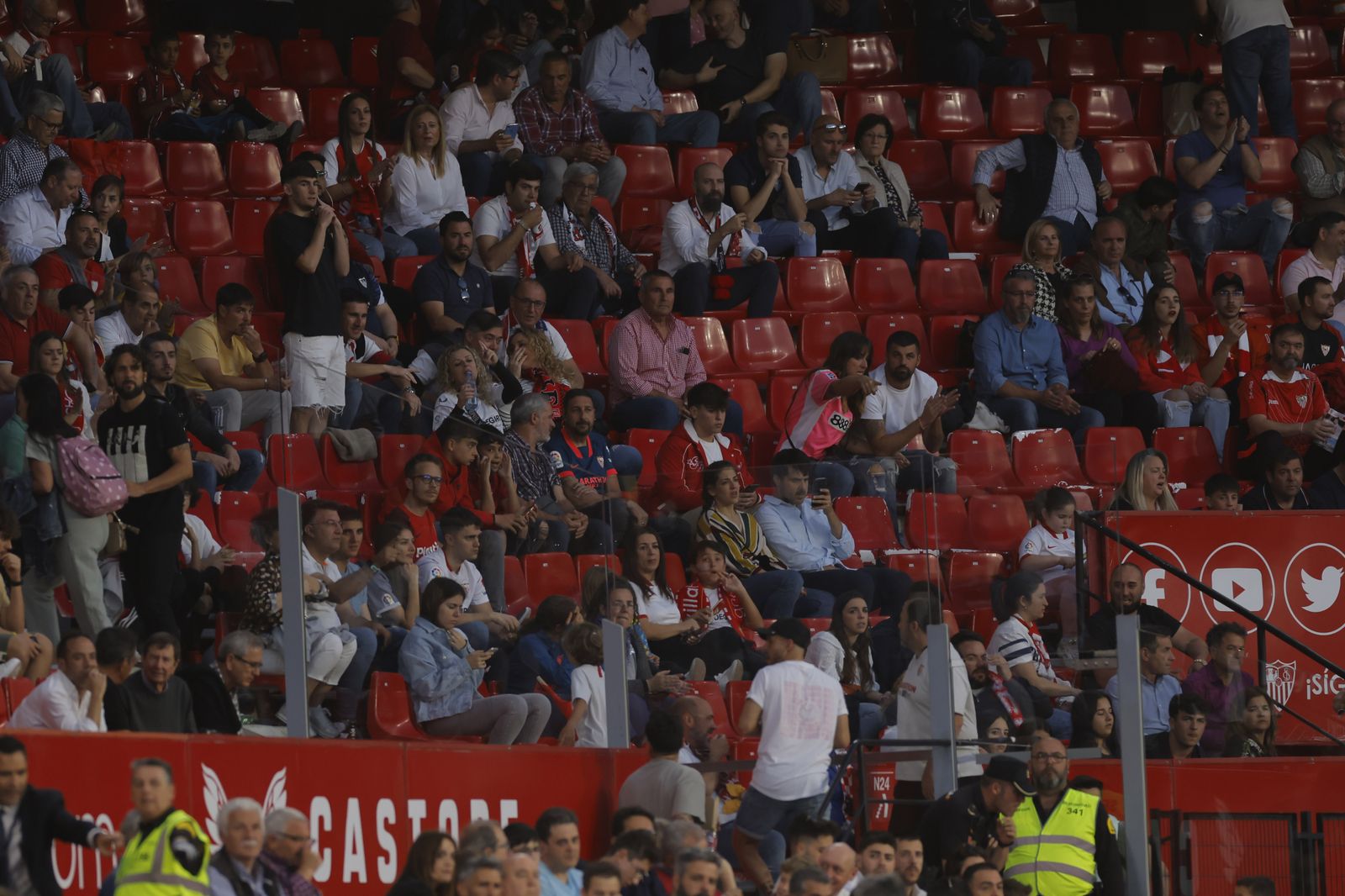 Búscate en las fotos del Sevilla-Celta