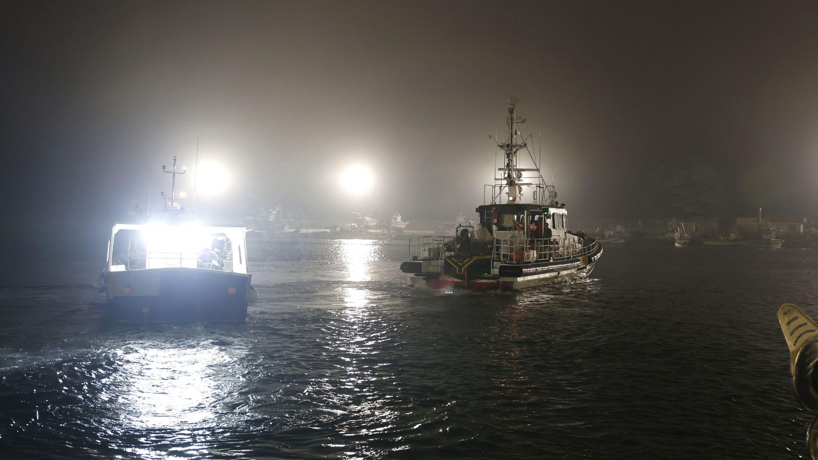 'Mi Daniela' zarpa del puerto de La Atuanara escoltado por la Guardia Civil en medio de una densa niebla. 'Mi Daniela' zarpa del puerto de La Atuanara escoltado por la Guardia Civil en medio de una densa niebla.