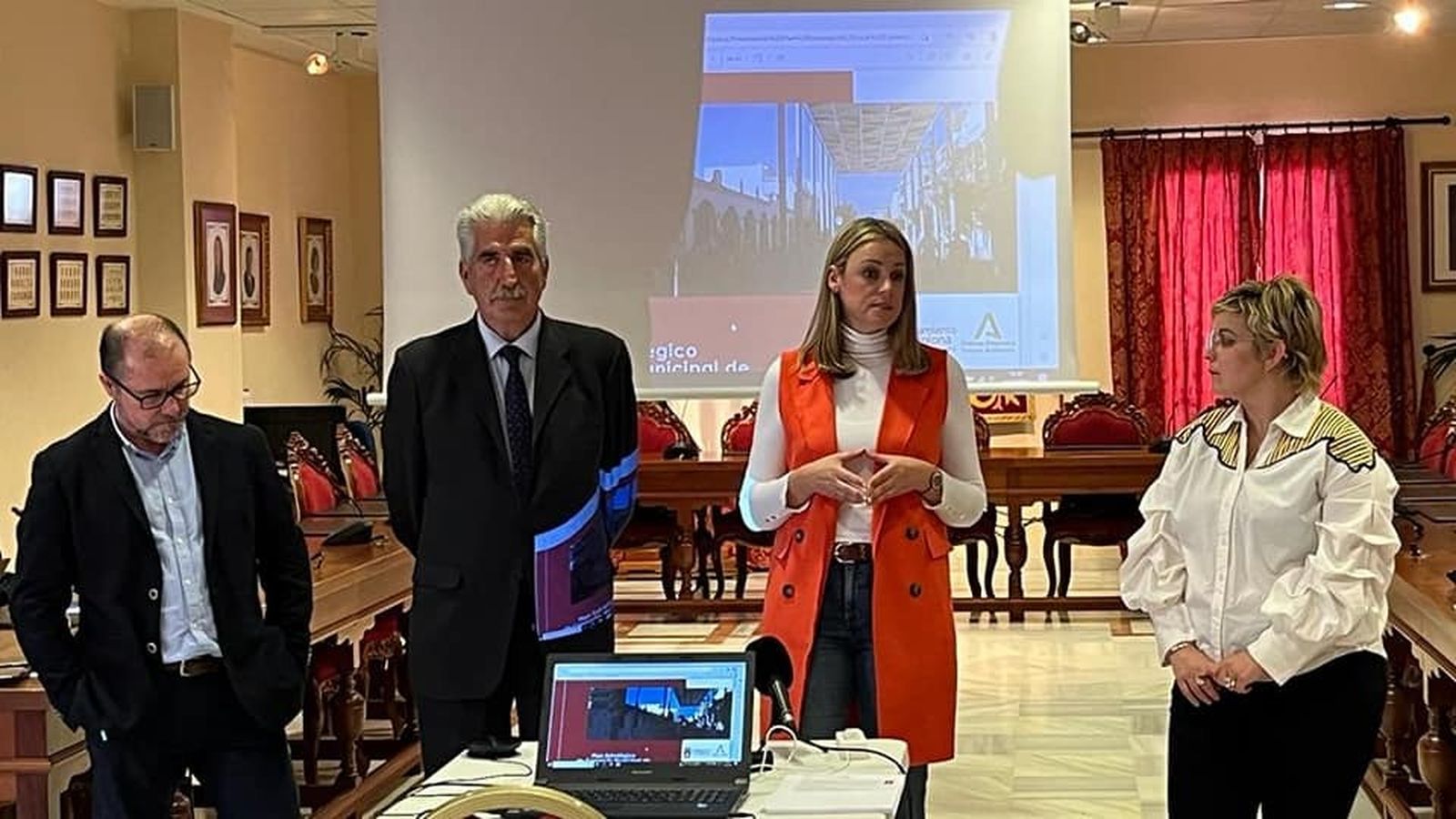 La presentación del Plan Estratégico de Comercio Municipal de Chipiona 2023-2027 en el Ayuntamiento.