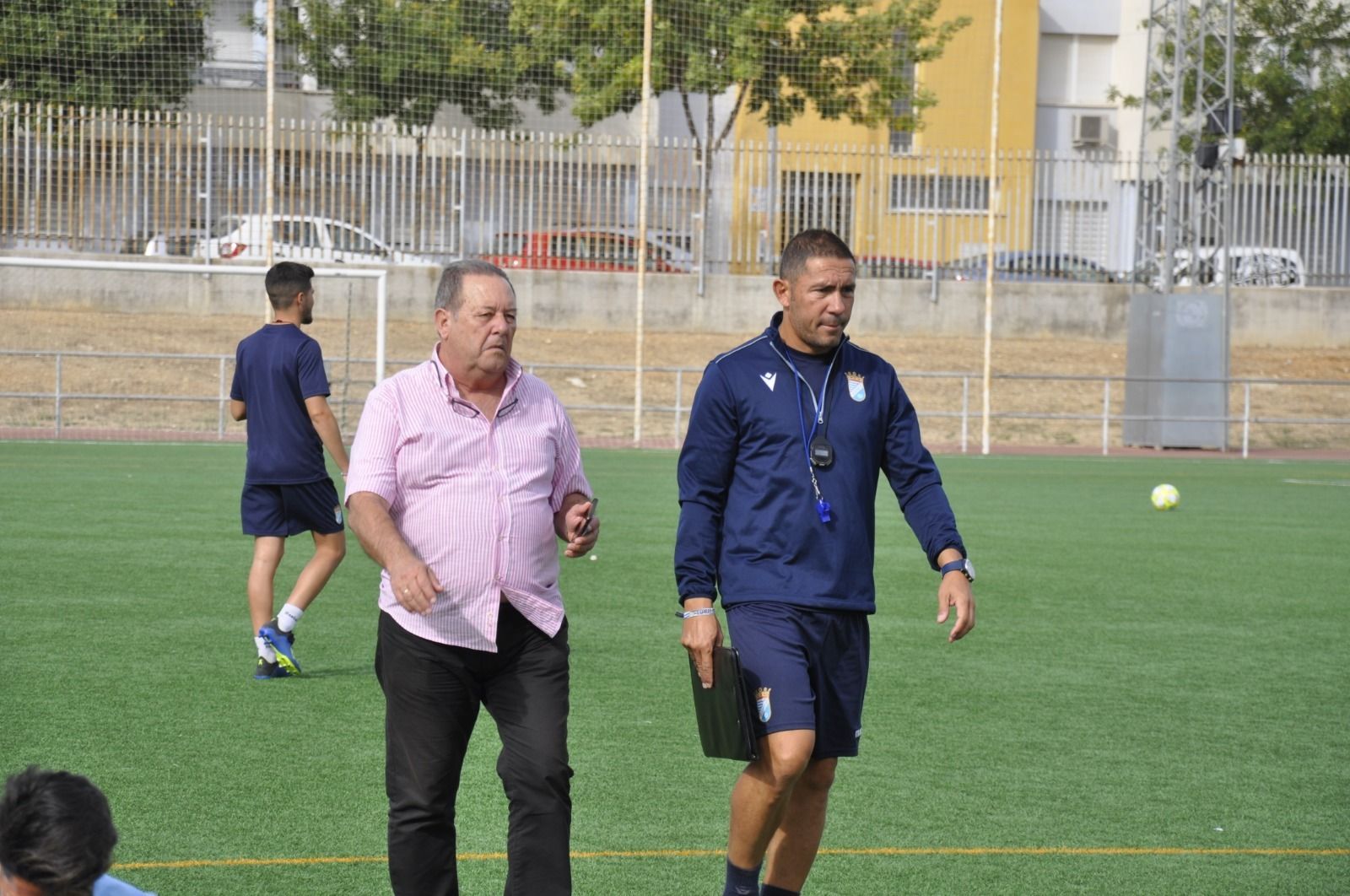 Juan Carlos, en un entrenamiento en La Granja, junto a Luis García, delegado azulino.