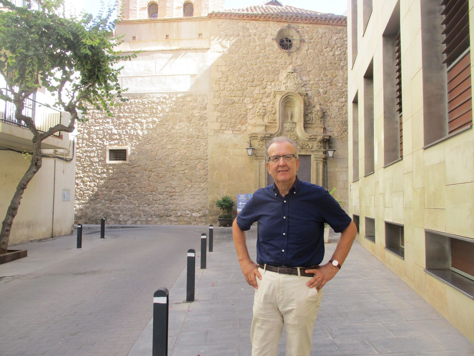 Blanes ante el monasterio de las Puras, cuya restauración le llevó 18 años.