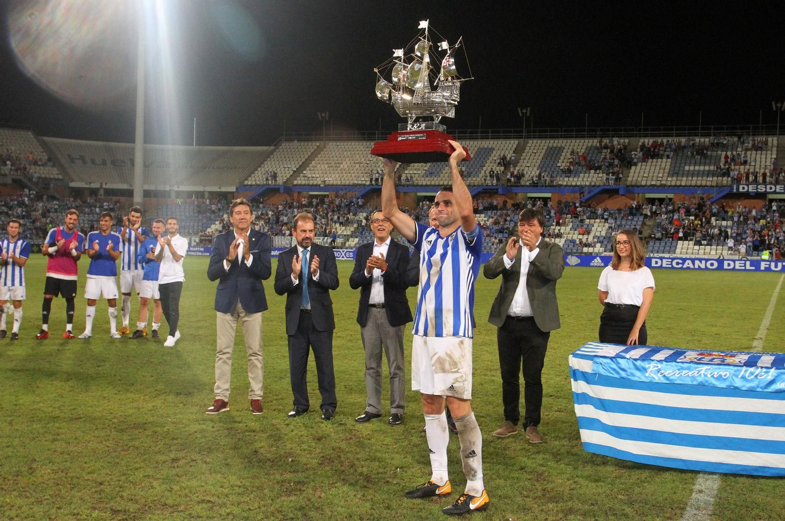 Antonio Núñez levanta la última Carabela de Plata conseguida por el Recre.