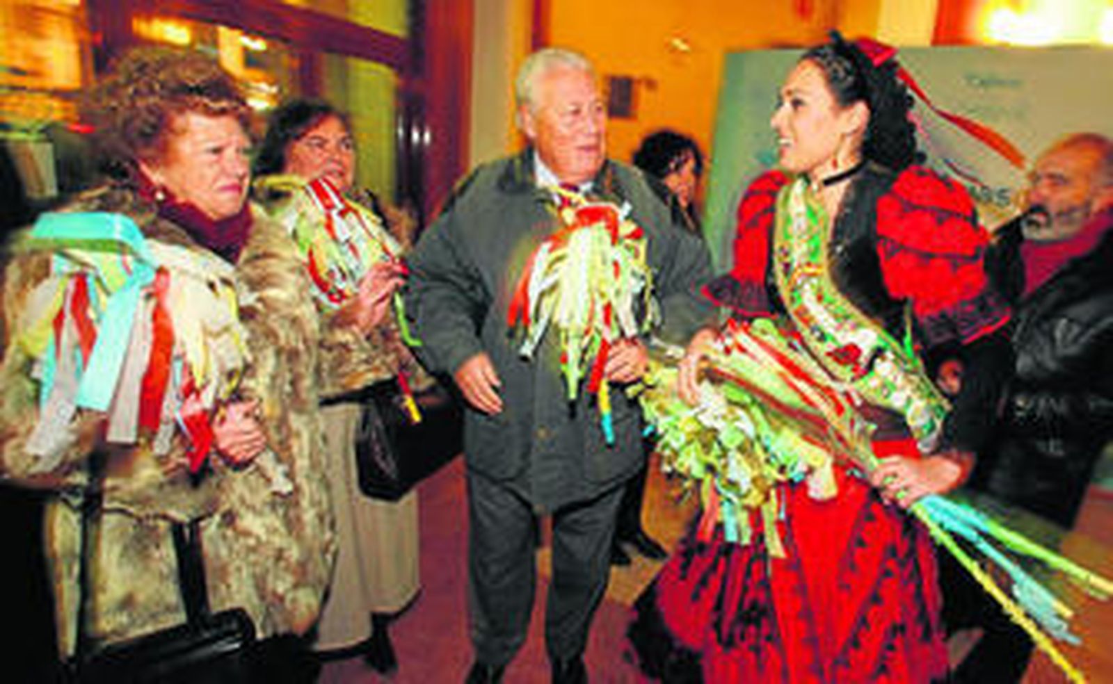 Todos los invitados al Teatro Monumental recibieron un plumero de papelillos para amenizar la función.