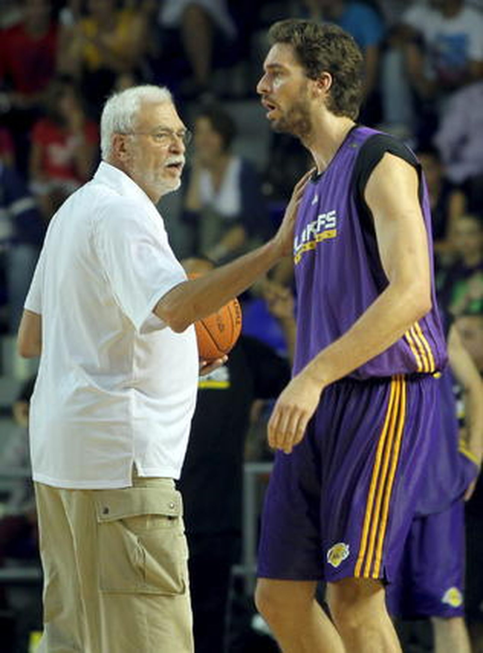 Los Lakers preparan su partido de la gira europea de la NBA frente al Regal Barcelona. / EFE