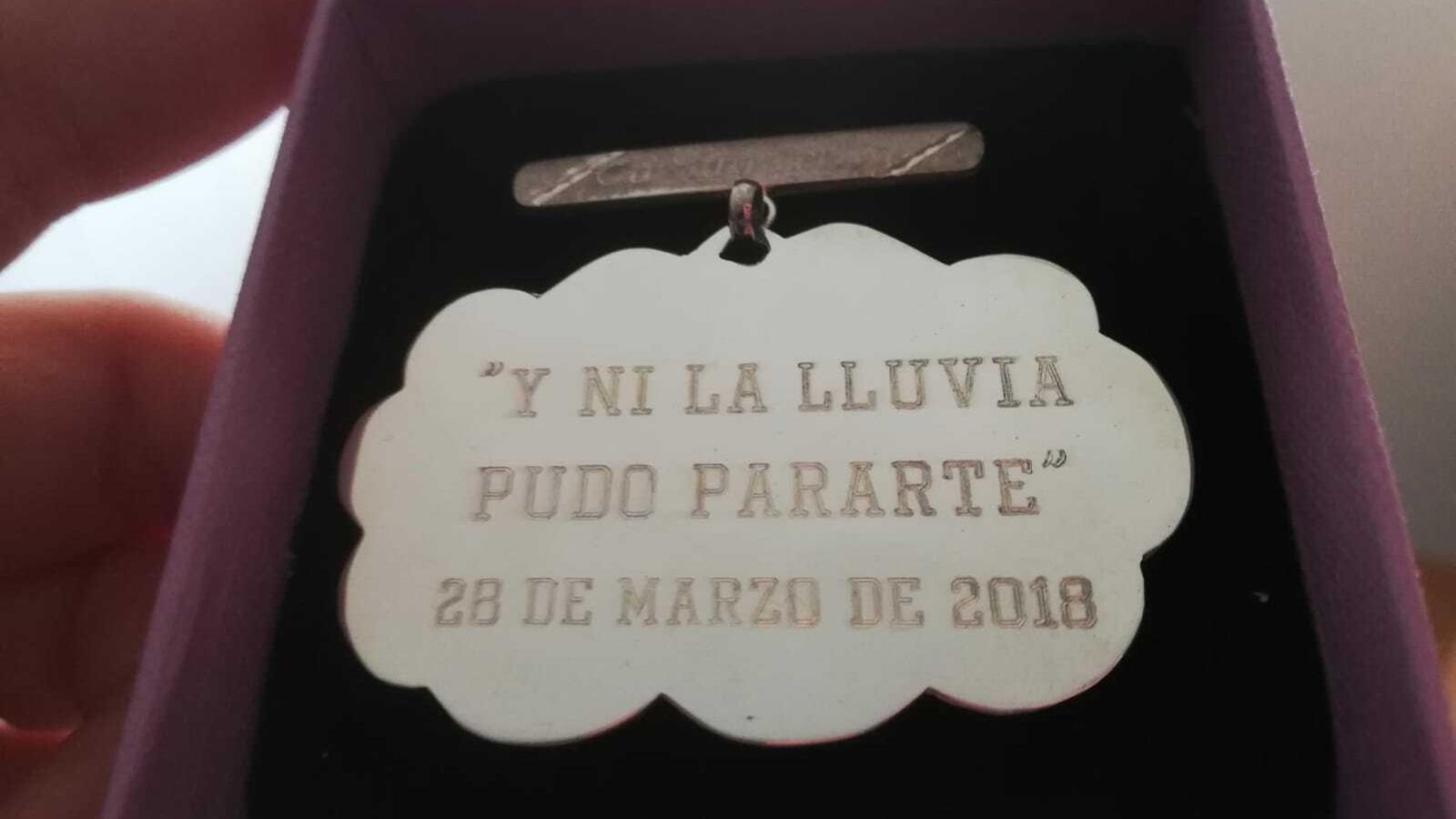 Broche regalado por la cuadrilla del palio a la Señora de Los Ángeles, que también será bendecido en breves instantes.
