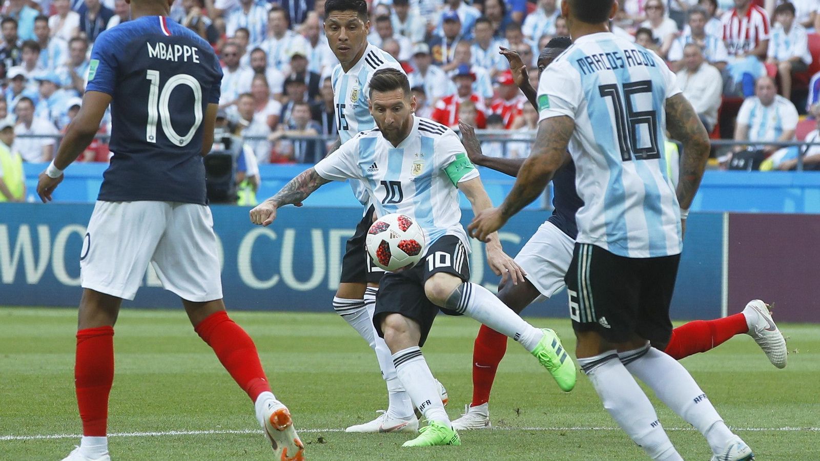 Messi intenta una volea.