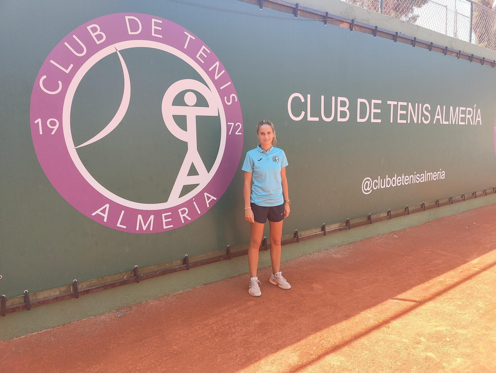 María Dolores López será una de las monitoras de la Escuela del Club de Tenis Almería.