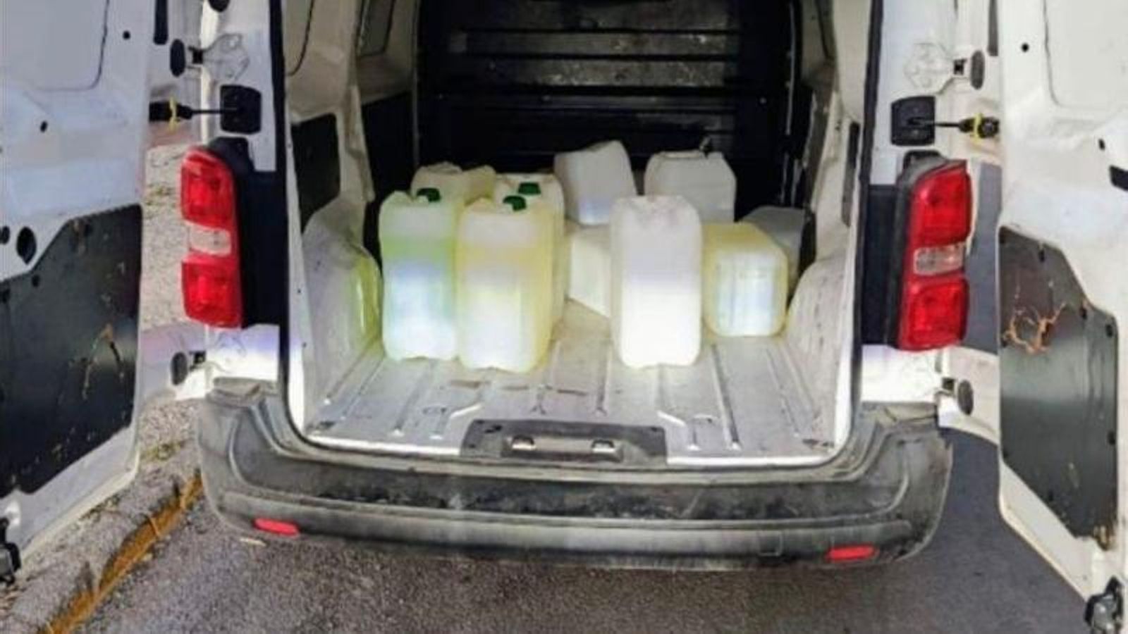 La Benemérita ha intervenido 53 garrafas de combustible en la playa de El Palmer